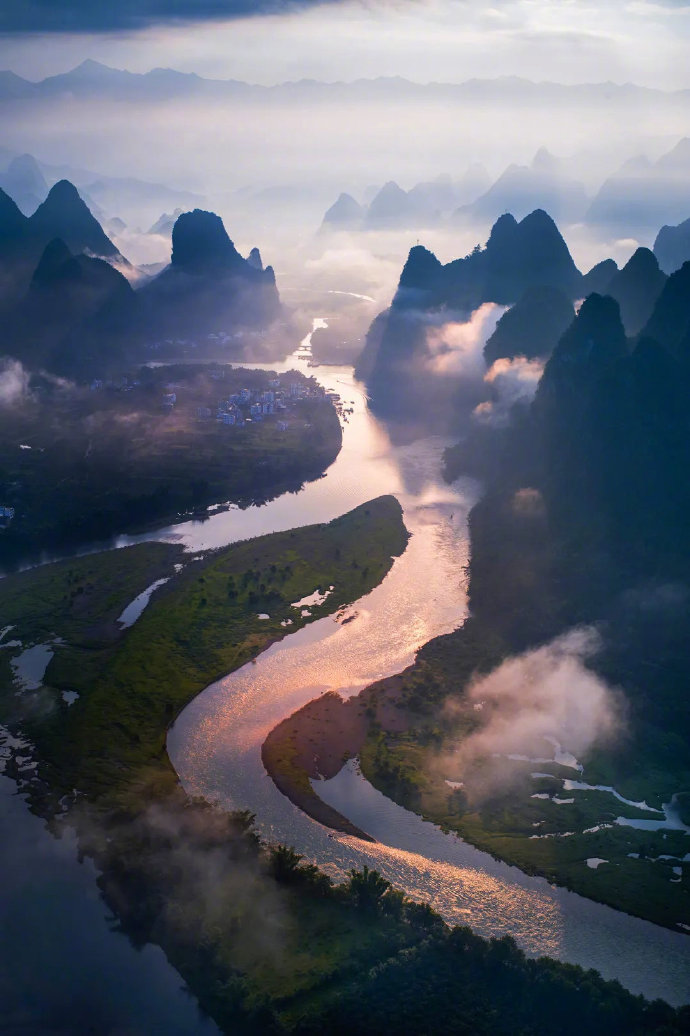 广西壮美风光，阳光照耀下的山水相依画卷